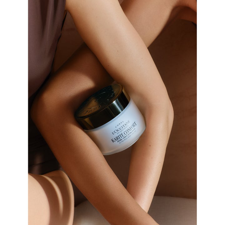 L'Occitane en Provence Shea Butter Ultra Rich Body Cream 200 ml täyteläinen vartalovoide käsivarsien syleilyssä.