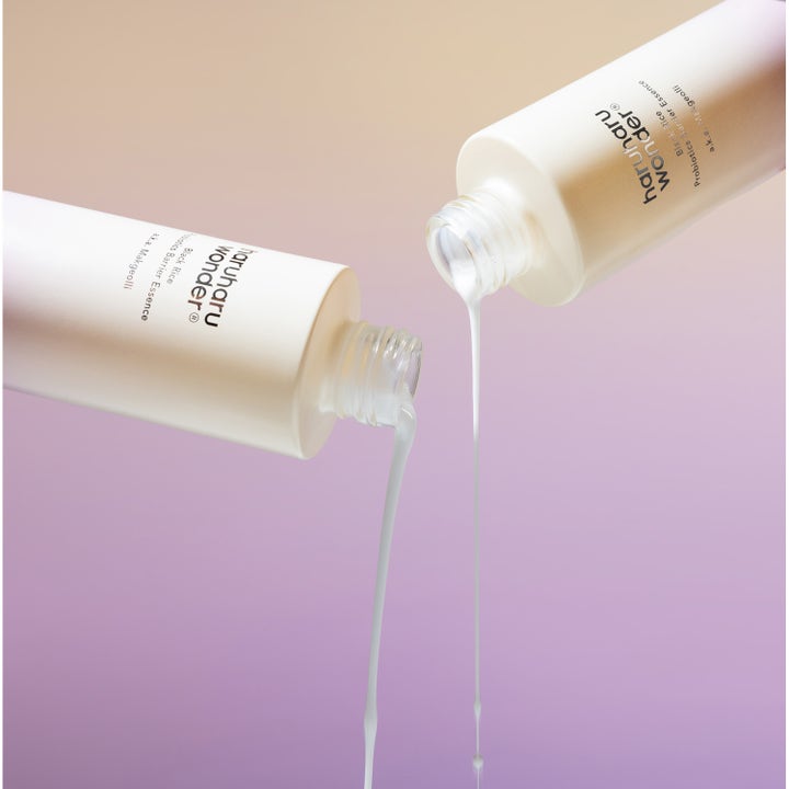 Haruharu Wonder Black Rice Probiotics Barrier Essence 120 ml on maitomainen, valuva hoitoneste vaaleissa pulloissa.