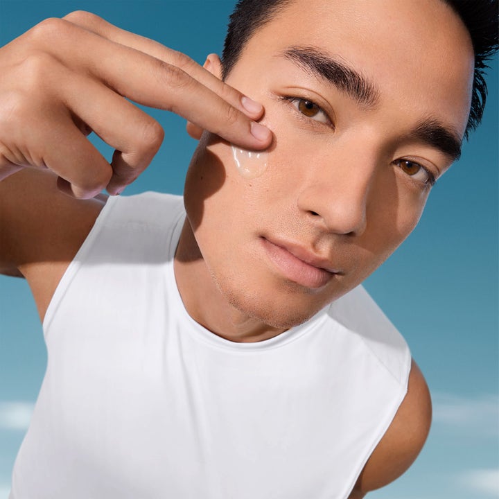 Biotherm Aquapower Advanced Gel 30 ml kosteuttava kasvogeeli mies levittää geelimäistä koostumusta kasvoilleen