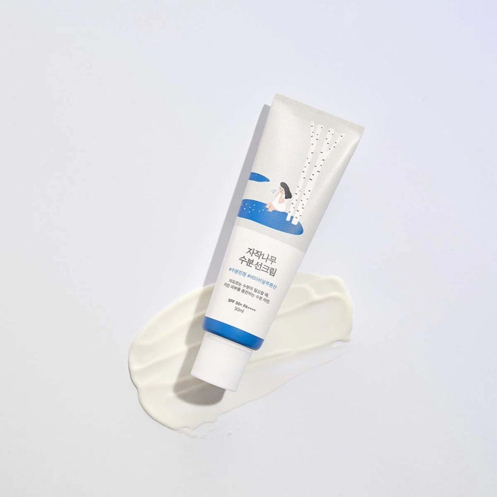 Round Lab Birch Juice Moisturizing Sunscreen 50 ml kosteuttava aurinkovoide ja valkoinen tekstuurinäyte