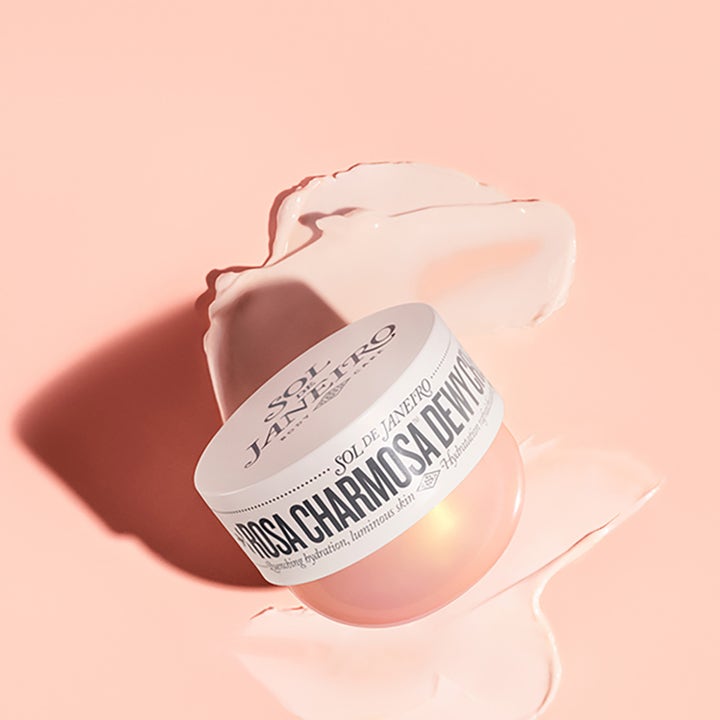 Sol de Janeiro Rosa Charmosa Dewy Cream 75 ml kosteuttava vartalovoide vaaleanpunaisessa purkissa ja kuulas voidekoostumus