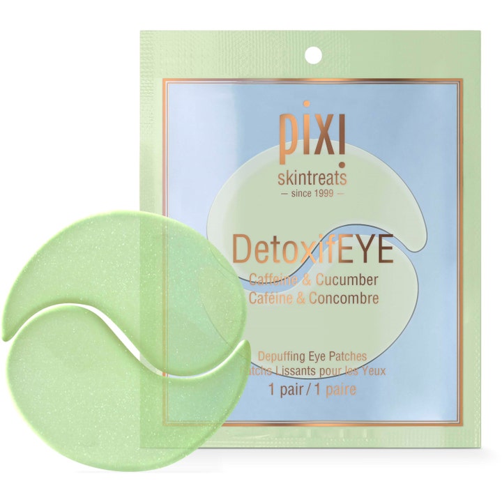Pixi DetoxifEYE 1 pari turvotusta laskevat silmälaput ja vaaleanvihreä pakkaus kofeiinilla ja kurkulla.