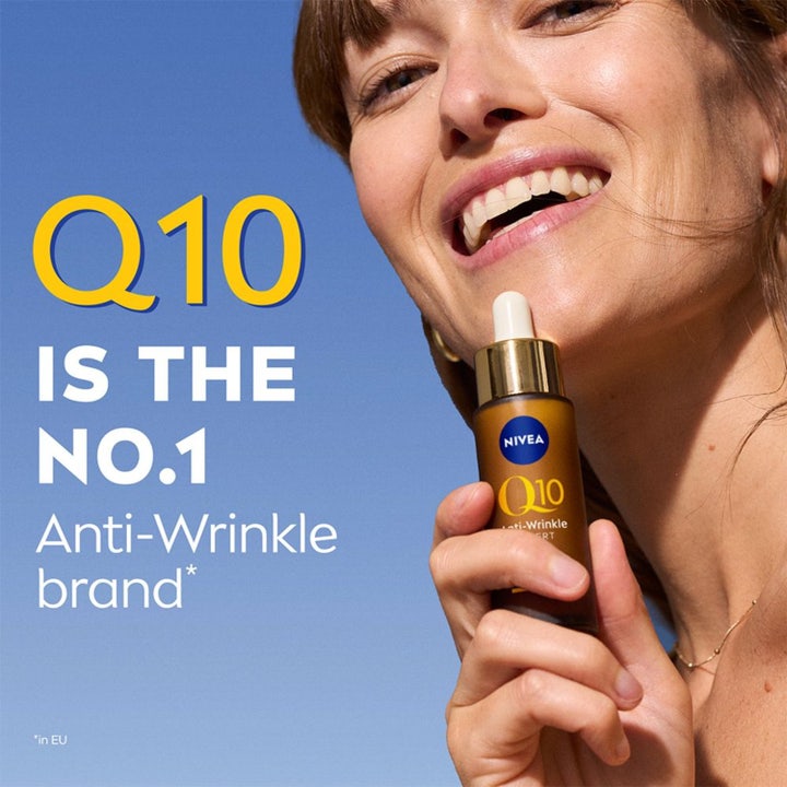 NIVEA Q10 Anti-Wrinkle Expert Dual Action 30 ml ryppyjä silottava seerumi ja kaksi hymyilevää naista sekä 8/10 suositus.