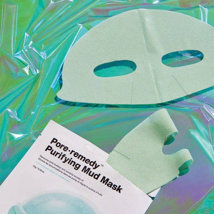 Dr.Jart+ Dermask Pore-remedy Purifying Mud Mask 13 g puhdistava savinaamio ja vihreä kangasmaski hohtavalla taustalla.