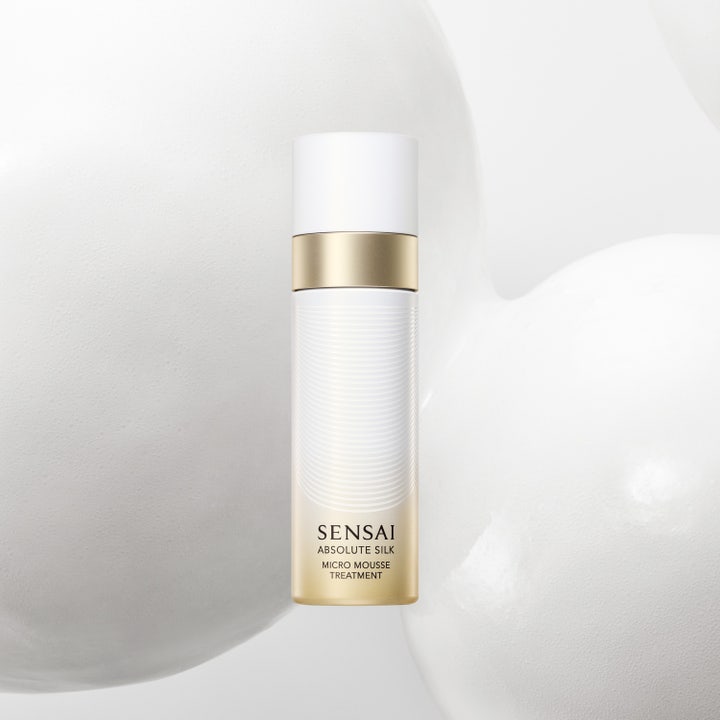 Sensai Absolute Silk Micro Mousse Treatment 90 ml kasvovesi ja täyteläinen vaahtokoostumus kädellä