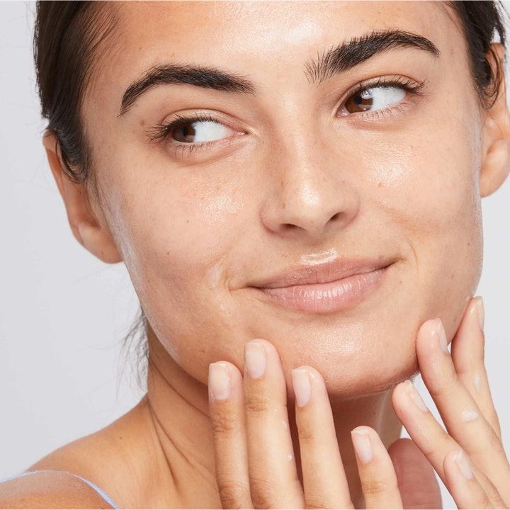 Dermalogica UltraCalming Calm Water Gel 50 ml kosteuttava kasvovoide levitettynä mallin kasvoille