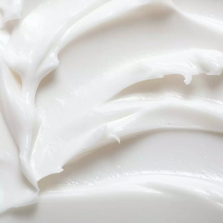 Jorgobé Niacinamide Hand Balm 65 ml kosteuttava käsivoide täyteläisellä ja pehmeällä valkoisella tekstuurilla.