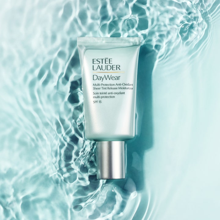 Estée Lauder DayWear Moisturizer 50 ml sävyttävä päivävoide SPF15 vihreässä tuubissa veden päällä.
