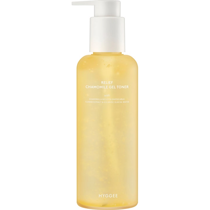 HYGGEE Relief Chamomile Gel Toner rauhoittava kasvovesi pumppupullossa jossa on keltaista geelimäistä koostumusta.