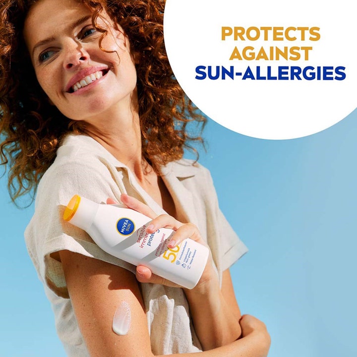 NIVEA Sun Sensitive Immediate Protect Lotion 200 ml aurinkovoide suojaa aurinkoallergioilta ja nainen pitelee pulloa
