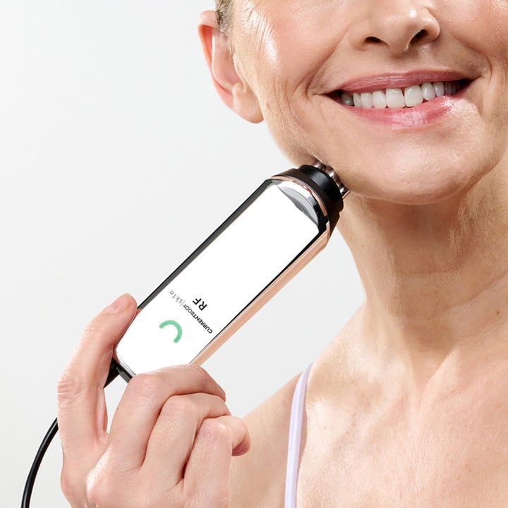 Currentbody Skin RF Radio Frequency Skin Tightening Device kiinteyttää ihoa naisen leukalinjalla käytettynä.