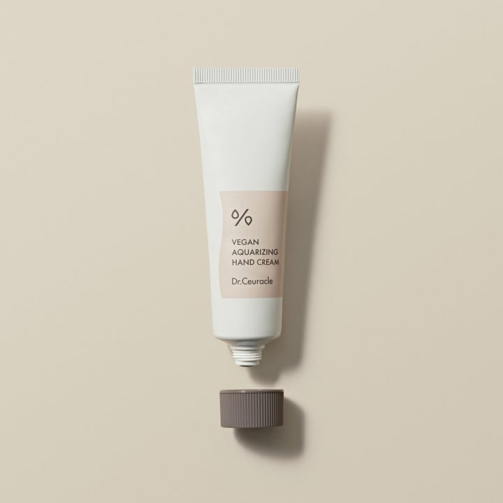 Dr. Ceuracle Vegan Aquarizing Hand Cream 50 ml kosteuttava vegaaninen käsivoide valkoisessa tuubissa korkki irrallaan.