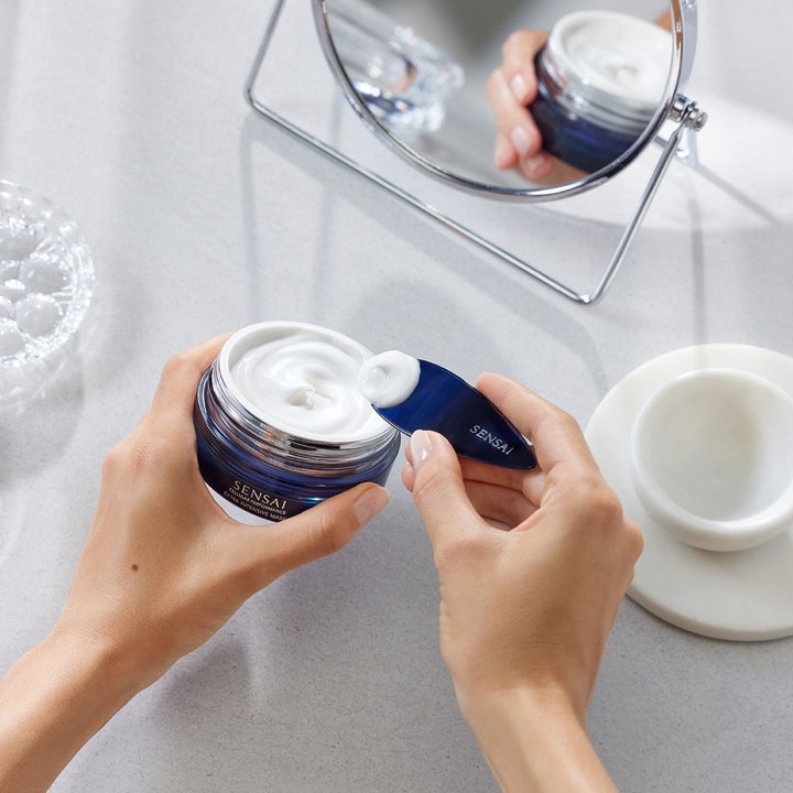 Sensai Cellular Performance Extra Intensive Mask 75 ml elvyttävä kasvonaamio tummansinisessä purkissa ja täyteläistä voidetta.