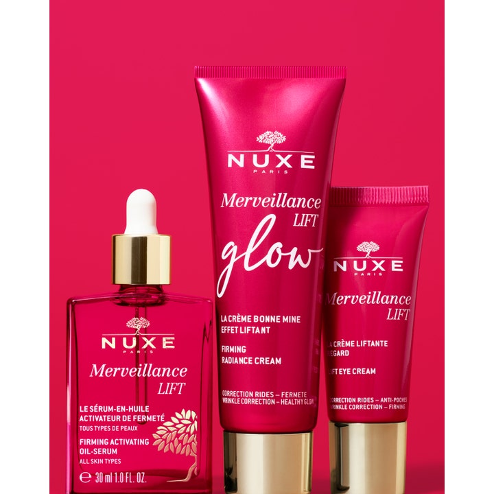 Nuxe Merveillance Lift Glow 50 ml päivävoide sekä sarjan seerumi ja silmänympärysvoide vadelmanpunaisissa pakkauksissa.
