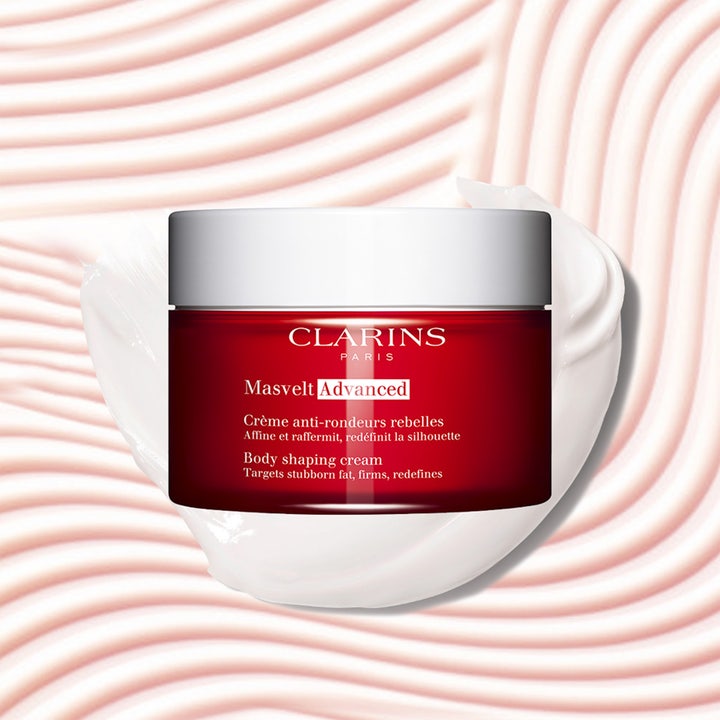 Clarins Masvelt Advanced 200 ml muotoileva vartalovoide punaisessa purkissa täyteläisen voiteen päällä.