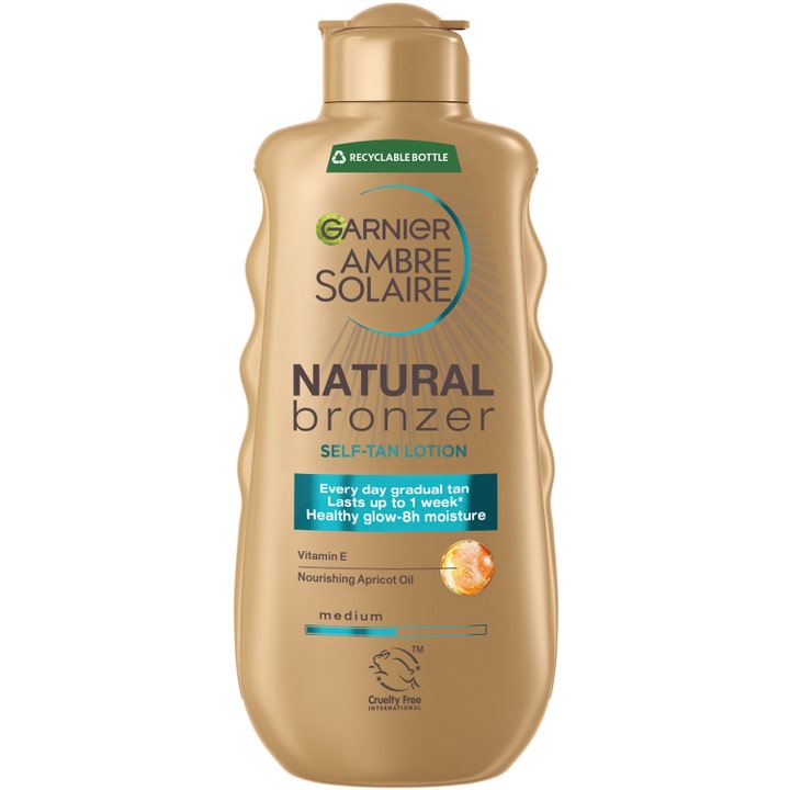 Garnier Ambre Solaire Natural Bronzer Medium kosteuttava itseruskettava voide kullanruskeassa ergonomisessa pullossa.