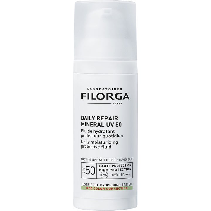 Filorga Daily Repair Mineral UV 50 kosteuttava aurinkosuojavoide valkoisessa pumppupullossa peittää punoitusta.
