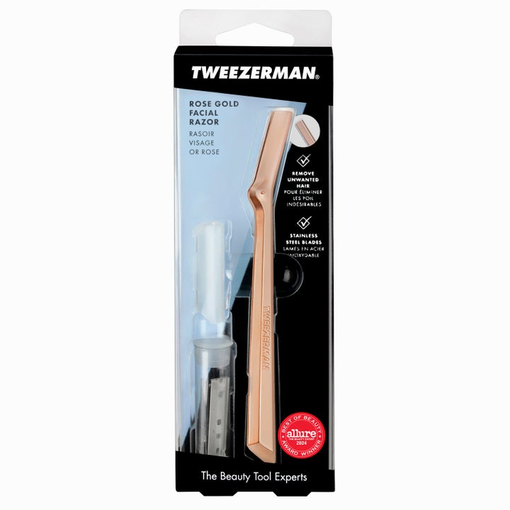 Tweezerman Rose Gold Facial Razor kasvohöylä karvanpoistoon sisältää ruusukultaisen höylän ja vaihtoterät pakkauksessa.