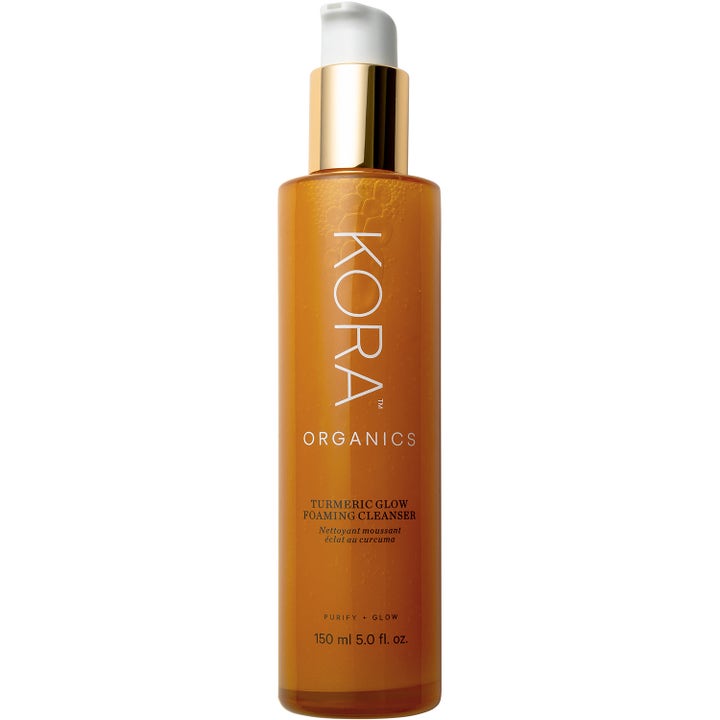 Kora Organics Turmeric Glow Foaming Cleanser 150 ml heleyttävä puhdistusvaahto meripihkanvärisessä kultapumppuisessa pullossa.