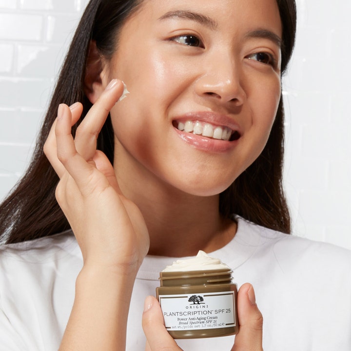 Origins Plantscription SPF25 Power Anti-Aging Cream 50 ml silottava päivävoide nainen levittää voidetta kasvoilleen