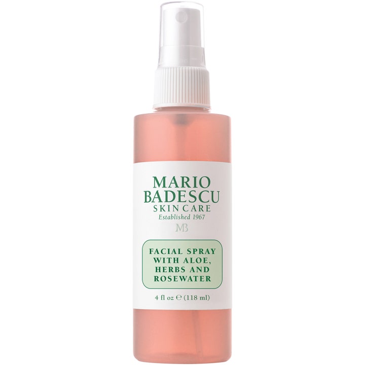 Mario Badescu Facial Spray Aloe Herbs and Rosewater 118 ml kosteuttava kasvosuihke vaaleanpunainen neste kirkkaassa pullossa