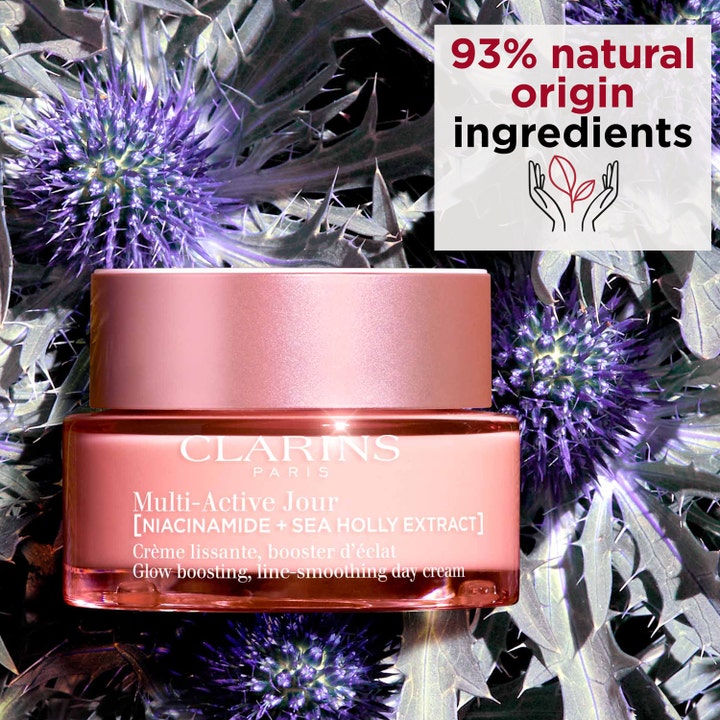 Clarins Multi-Active Jour 50 ml heleyttävä päivävoide vaaleanpunaisessa purkissa, 93 % luonnollisia ainesosia.