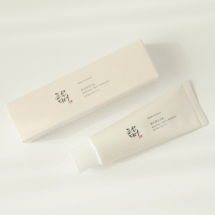 Beauty of Joseon Relief Sun Duo 2 x 50 ml rauhoittava aurinkosuoja SPF50+ vaaleassa tuubissa ja pakkauksessa.