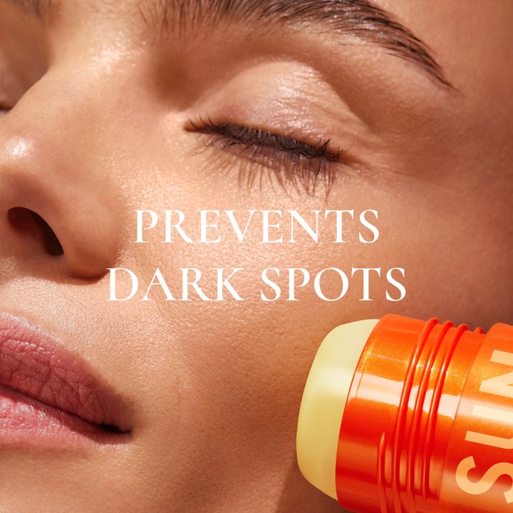 Nuxe Sun Stick Serum SPF 50+ 25 g aurinkosuoja ehkäisee pigmenttiläiskiä ja levittyy vaivatta kasvoille.