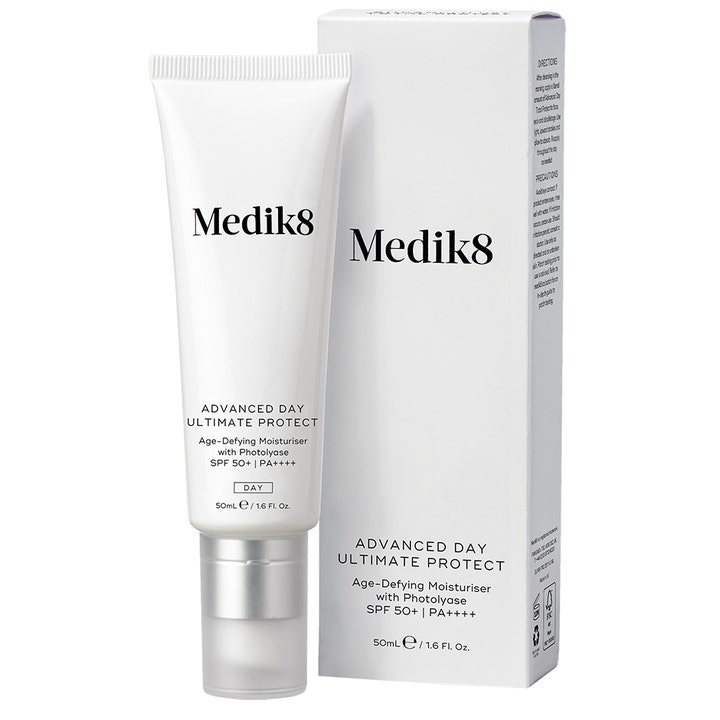 Medik8 Advanced Day Ultimate Protect 50 ml suojakertoimella 50 varustettu päivävoide valkoisessa tuubissa ja pakkauksessa.