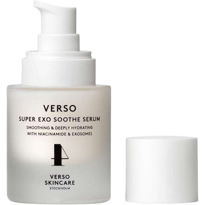 Verso N°4 Super Exo Soothe Serum 30 ml rauhoittava seerumi niasiiniamidilla huurretussa lasipullossa valkoisella pumpulla