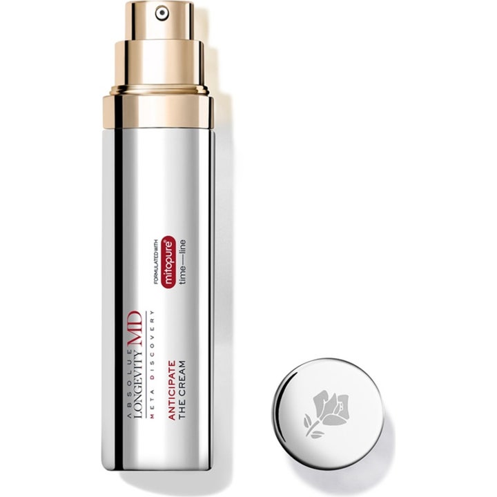 Absolue Longevity MD Anticipate The Cream uudistava kasvovoide hopeisessa pumppupullossa kultaisella suuttimella.