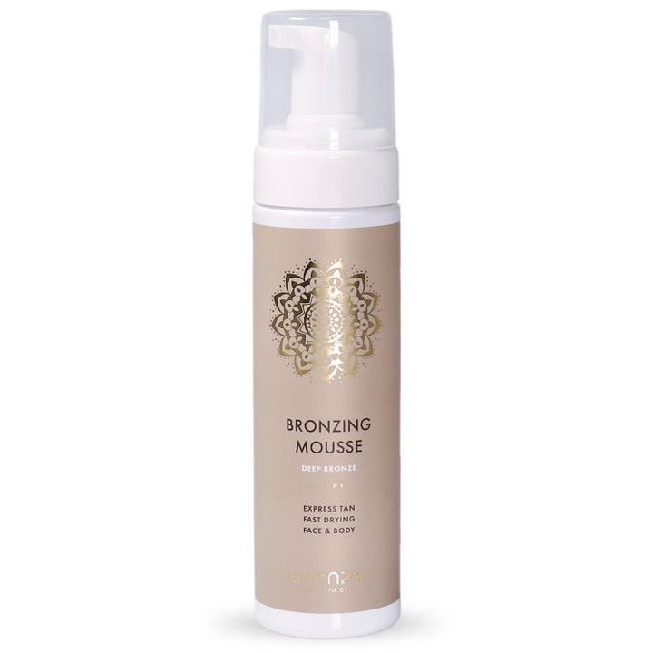 Bronza Bronzing Mousse Deep Bronze syvän päivetyksen antava itseruskettava vaahto vaaleassa kultakuvioisessa pumppupullossa