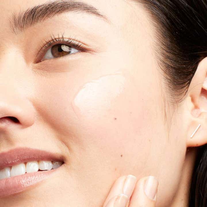 Clinique Moisture Surge 100H 125 ml kosteuttava kasvovoide levitettynä iholle tuomaan raikasta hehkua.