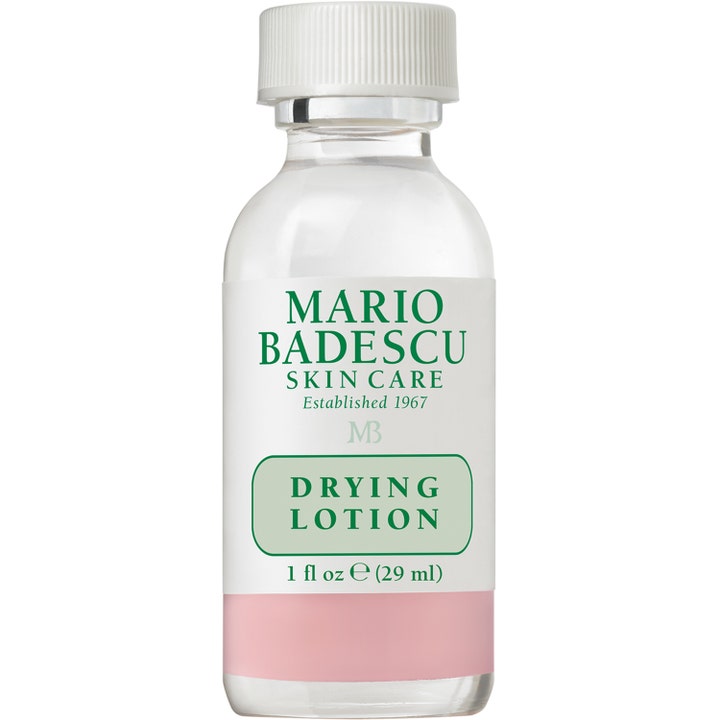 Mario Badescu Drying Lotion 29 ml epäpuhtauksia kuivattava hoito kirkkaassa lasipullossa, jossa on vaaleanpunaista sakkaa.