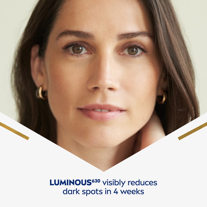 NIVEA LUMINOUS 630 Tinted Fluid 40 ml pigmenttiläiskiä vähentävä päivävoide ja nainen jolla on tasainen ihon sävy
