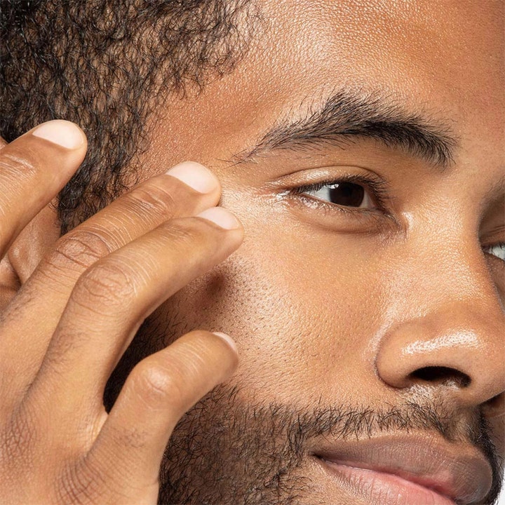 Dermalogica Awaken Peptide Eye Gel 15 ml virkistävä silmänympärysgeeli jota mies levittää sormin silmänympärysiholle