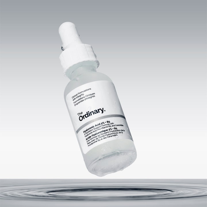 The Ordinary Hyaluronic Acid 2% + B5 V2 60 ml kosteuttava seerumi huurteisessa lasipullossa vedenpinnan yllä.