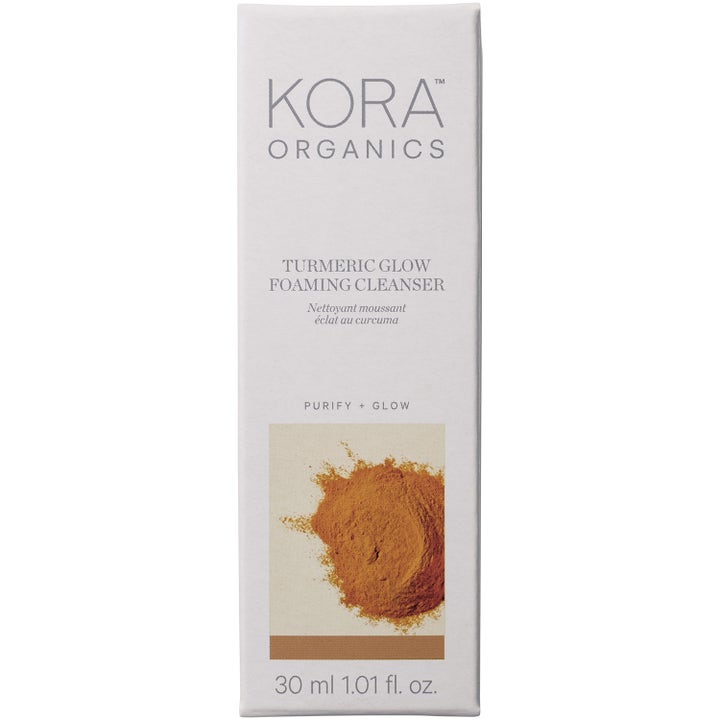 KORA Organics Turmeric Glow Foaming Cleanser 30 ml kirkastava puhdistusvaahto valkoisessa pahvipakkauksessa.