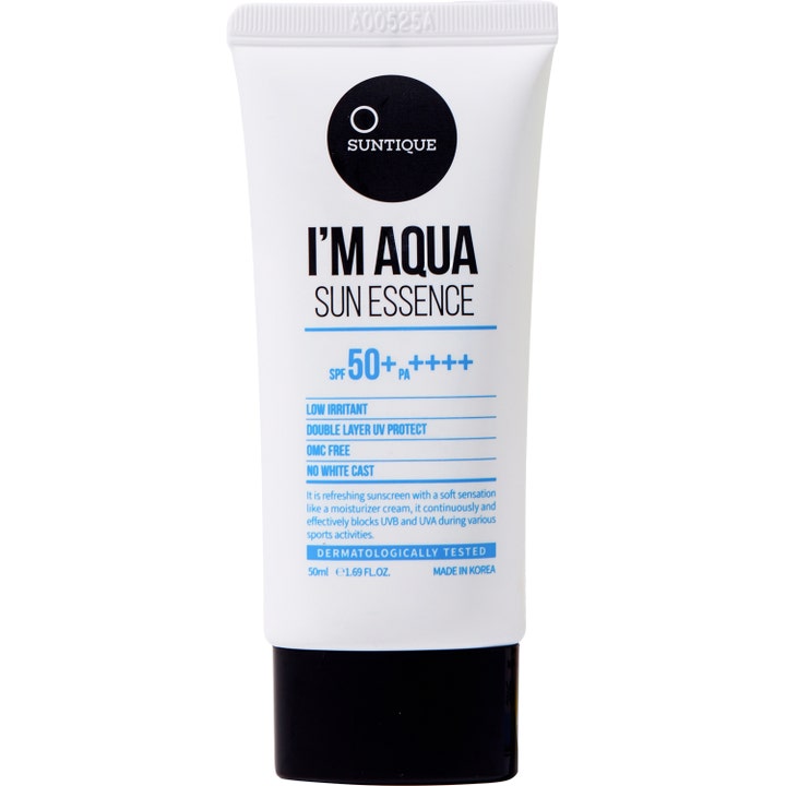 Suntique I’m Aqua Sun Essence 50 ml kosteuttava aurinkosuoja SPF 50+ valkoisessa tuubissa mustalla korkilla.