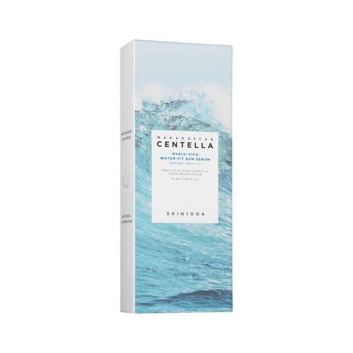 SKIN1004 Madagascar Centella Hyalu-Cica Sun Serum 50 ml kosteuttava aurinkovoide SPF 50 sinisellä aaltokuvalla.