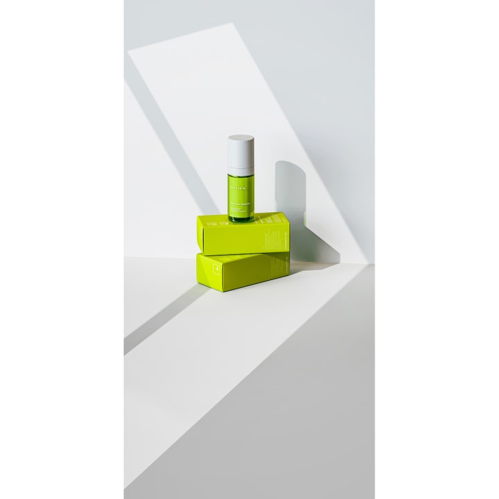 Niche Beauty Lab Theramid Smoothing Treatment 30 ml ihoa silottava yöseerumi vihreässä pullossa ja pakkauksissa