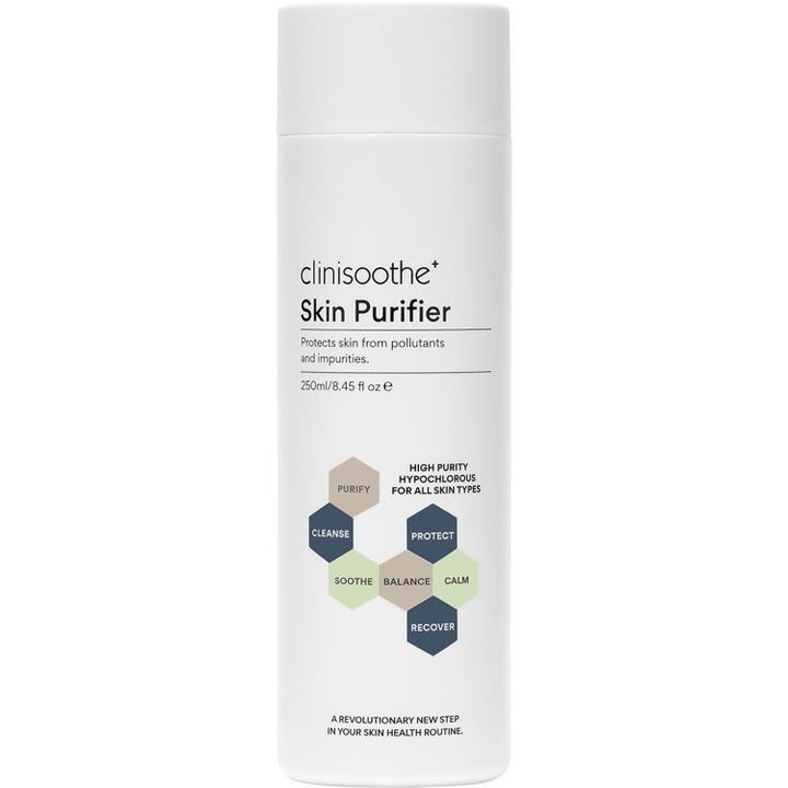 Clinisoothe+ Skin Purifier 250 ml puhdistava kasvosuihke valkoisessa pullossa suojaa ja rauhoittaa ihoa tehokkaasti.