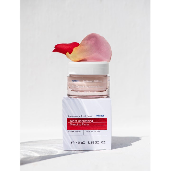 KORRES Apothecary Wild Rose 40 ml kirkastava yövoide lasipurkissa vaaleanpunaisen terlehden alla.