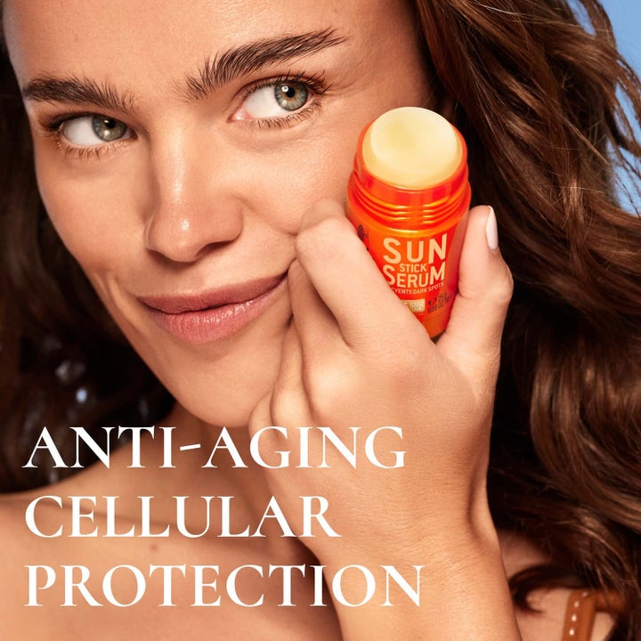 Nuxe Sun Stick Serum SPF 50+ 25 g aurinkovoidepuikko kasvoille naisen iholla estämässä pigmenttiläiskiä.