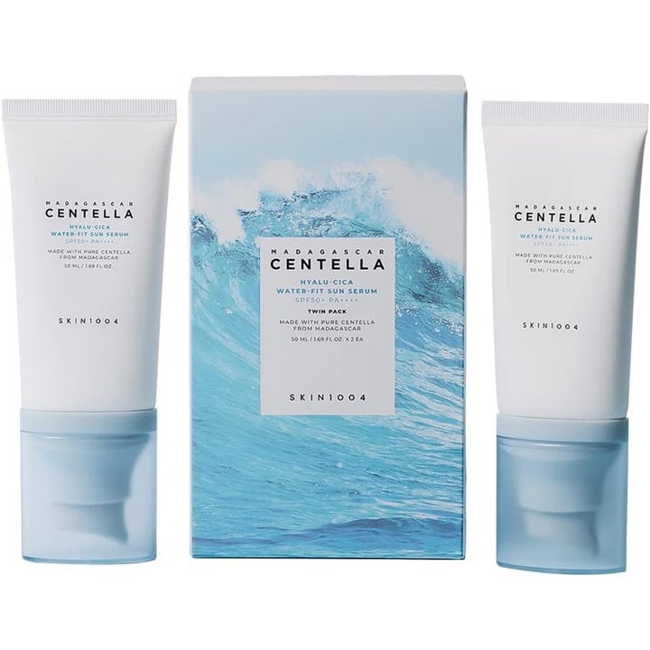 Skin1004 Madagascar Centella Hyalu-Cica Water-Fit Sun Serum 2x50 ml kosteuttava aurinkoseerumi valkoisissa tuubeissa.