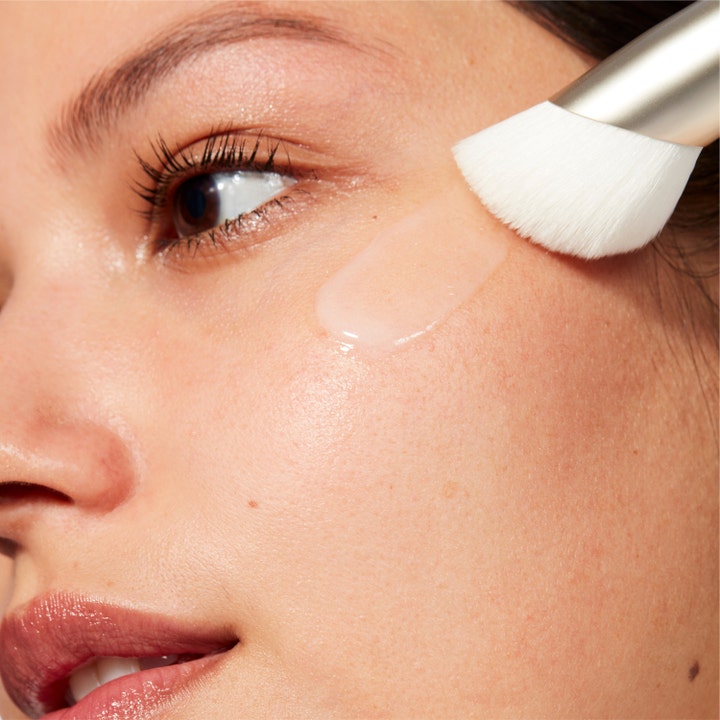 MAC Cosmetics Serum + Moisturizer Brush 1 kpl sivellin levittää seerumia kasvoille luoden hehkua.