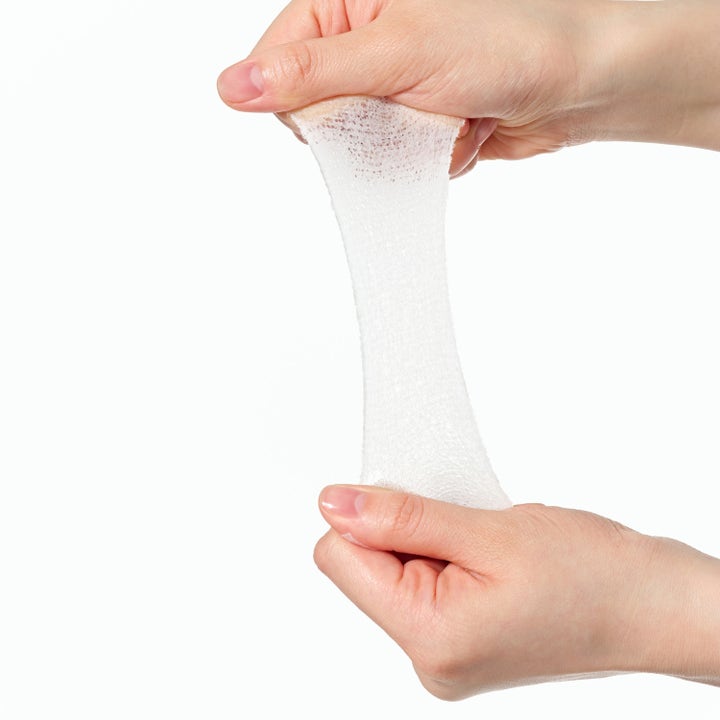 Dr. Ceuracle PLC Calming Solution Pad 130 kpl rauhoittava kasvovesi ja venyvä verkkomainen hoitolappu käsissä.