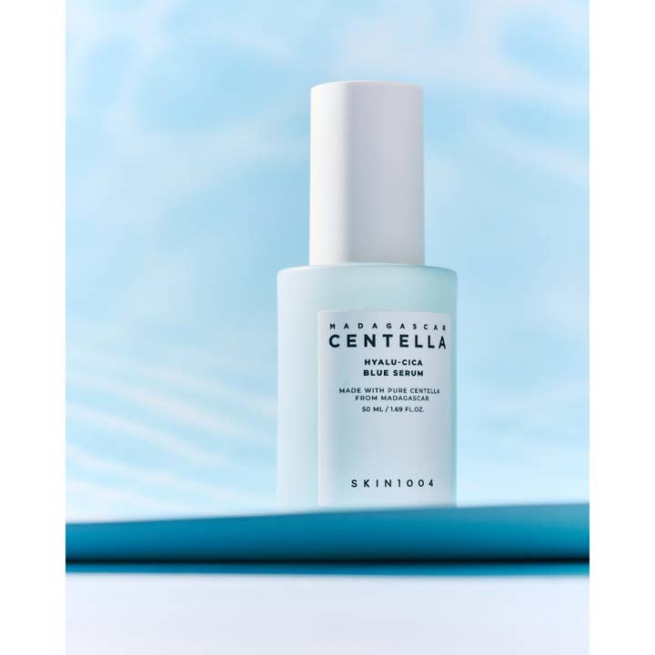 SKIN1004 Madagascar Centella Hyalu-Cica Blue Serum 30 ml kosteuttava seerumi huurteisessa vaaleansinisessä pullossa