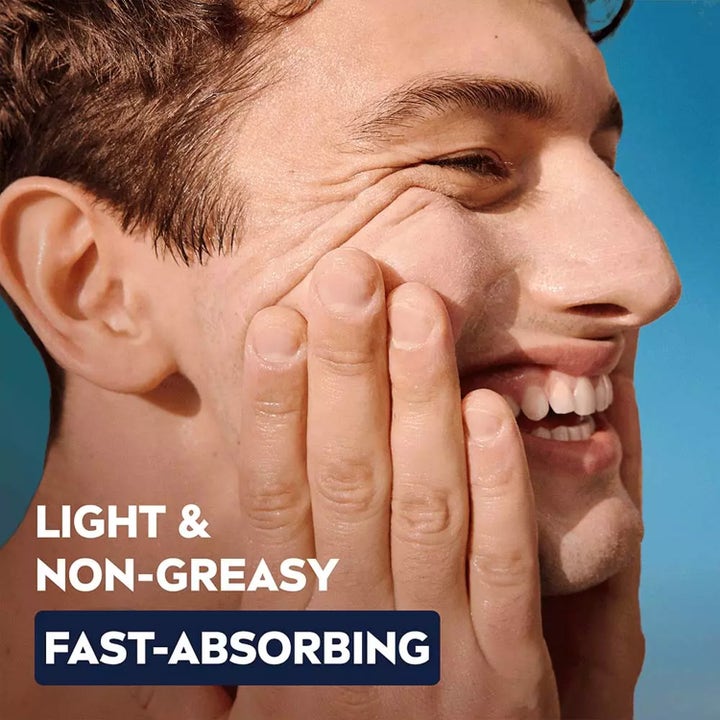 NIVEA Sensitive Daily Protect Moisturiser 50 ml päivävoide mies koskettaa kasvojaan kevyt ja nopeasti imeytyvä