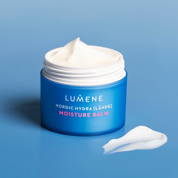 Lumene Nordic Hydra Moisture Balm 50 ml kosteuttava päivävoide sinisessä purkissa ja täyteläinen voidekoostumus